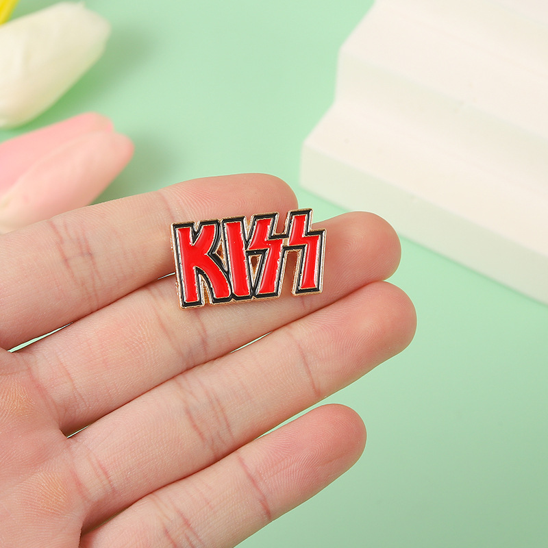 Embroidery Kiss - Spilla per fascia KISS Lettere inglesi