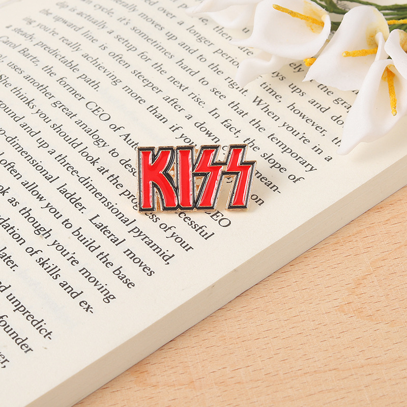 Spilla per fascia KISS Lettere - Embroidery Kiss recensione e prezzo