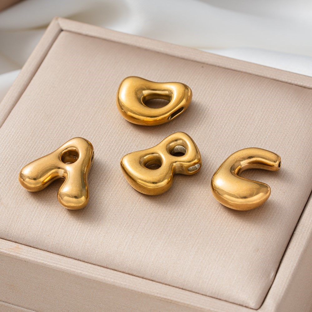 5 pezzi di ciondoli irregolari - Embroidery Charm recensione e prezzo